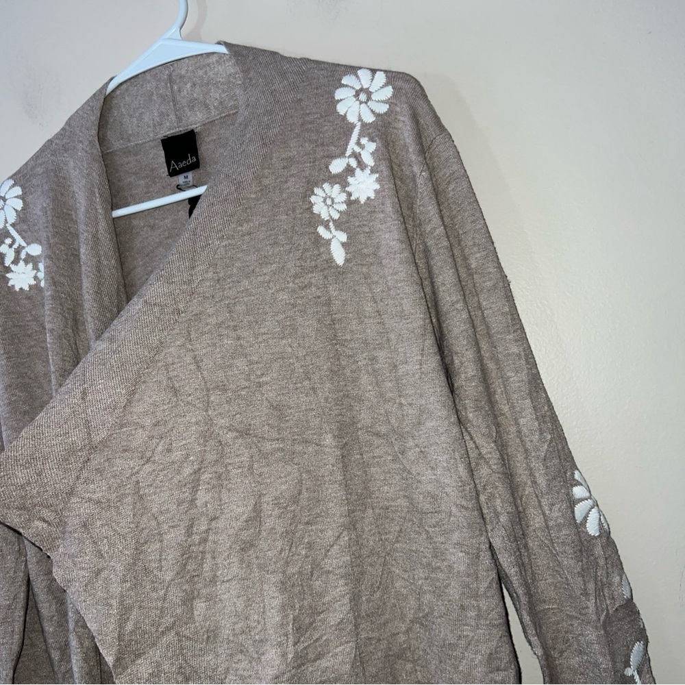 Aaeda Long Sleeve Open Cardigan Sweater Tan White Embroidered Floral Size Medium - Picture 5 of 7